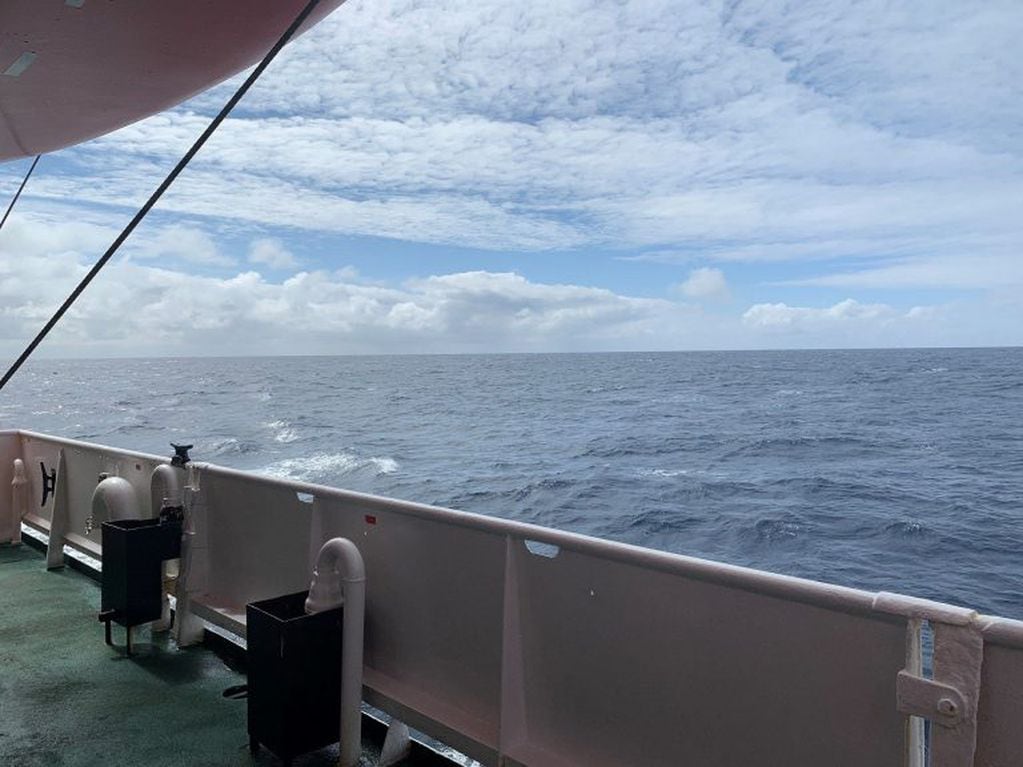 Vista del Pasaje de Drake, que separa a América del Sur de la Antártida, y es conocido porque sus olas pueden superar los 10 metros de altura y su navegación es una de las más desafiantes del planeta (EFE/ Diana Marcela Tinjacá)