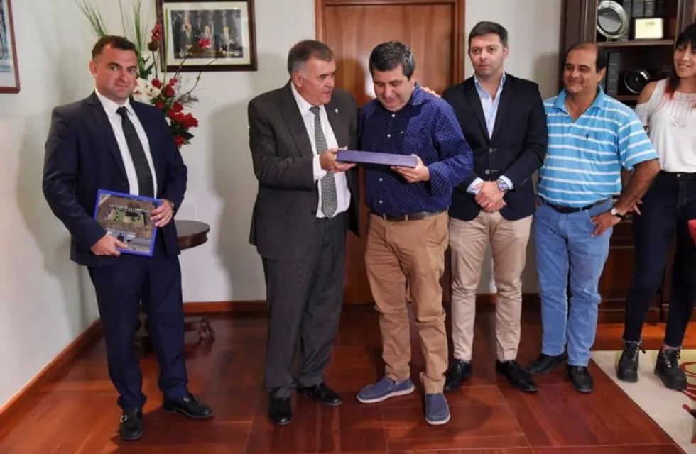 Jaldo y Albarracín con la Comisión Directiva de Concepción FC en su 92 aniversario (Legislatura de Tucumán)