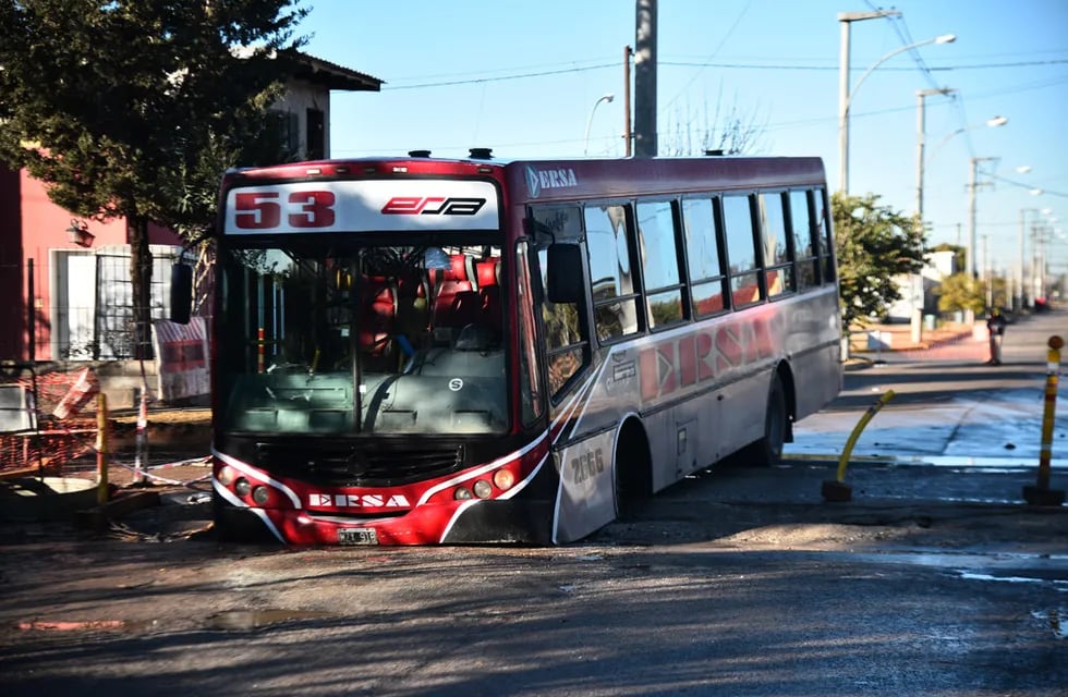 Un colectivo de la empresa Ersa sufrió un accidente en la esquina de Altos de Chipión y Ushuaia, barrio Cabildo.
