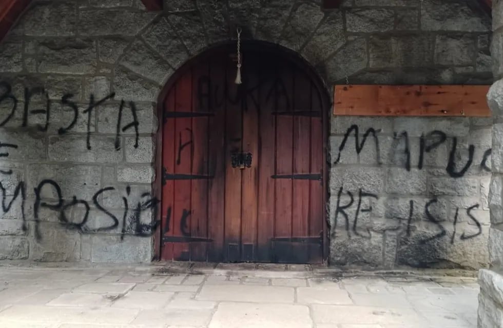 Grupos mapuches supuestamente vandalizaron e intentaron incendiar una parroquia en Villa La Angostura.