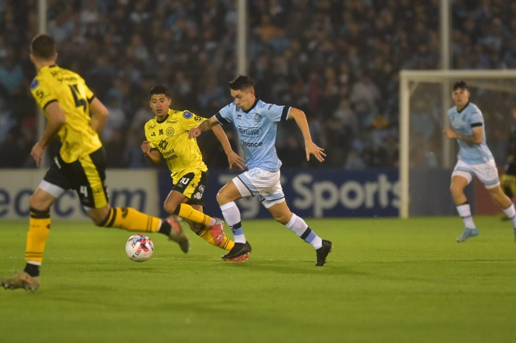 Belgrano juega viernes por la noche contra Flandria en el Gigante de Alberdi, en el marco de la fecha 16 de la Primera Nacional 2022.  (Facundo Luque / La Voz)