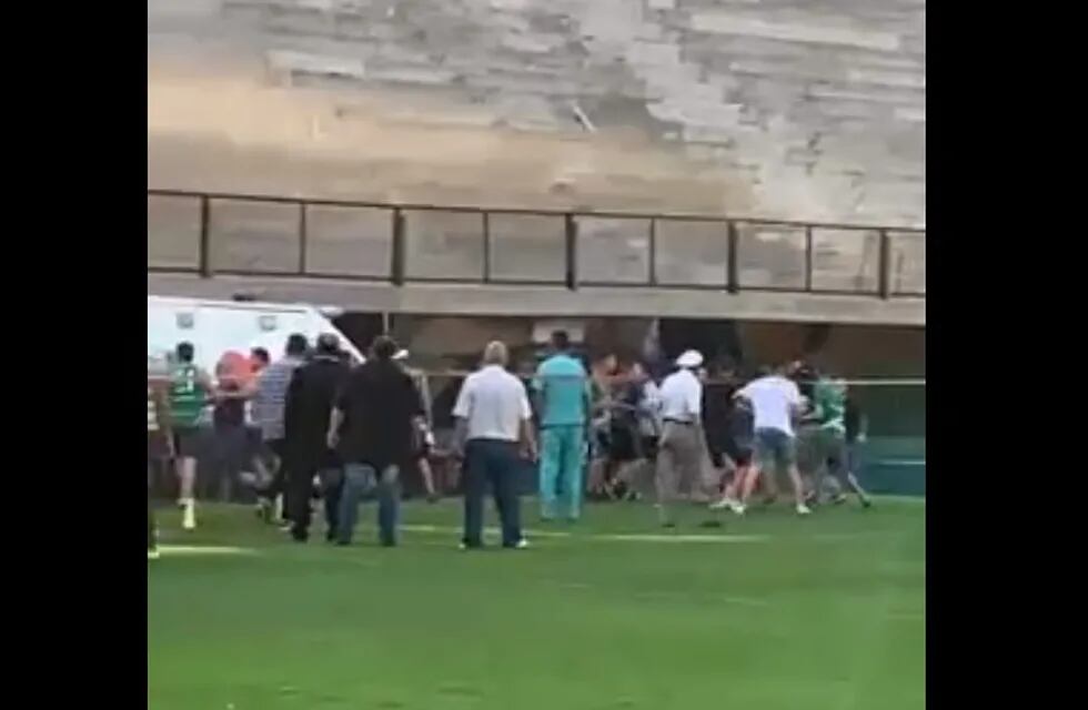 Militantes de la UCR y barrabravas de Ferro se trenzaron a golpes este jueves en el acto que el partido político realizó en el microestadio del club de Caballito (foto: captura de video).