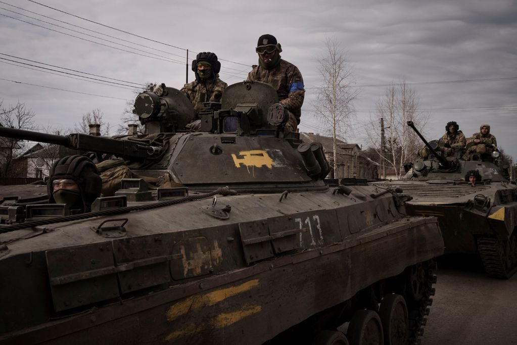 Las fuerzas armadas ucranianas aún esperan por las ofensivas rusas, pese a las promesas diplomáticas. (Felipe Dana/ AP)