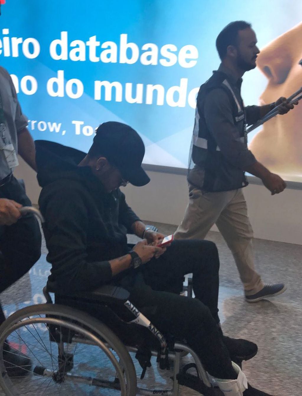 CORRECTION - A picture obtained from Twitter account of @Claire_Dorland shows Brazilian superstar Neymar as he arrives at Rio de Janeiro after flying from Paris on March 1, 2018 ahead of an operation on his fractured foot.
Brazilian superstar Neymar flew into Rio de Janeiro early Thursday ahead of an operation on his fractured foot that will rule him out for up to three months. Neymar suffered a hairline fracture of the fifth metatarsal in his right foot as well as a twisted ankle late in PSG's 3-0 win over Marseille in Ligue 1 on Sunday / AFP PHOTO / Twitter / Claire Dornald Clauzel / "This photo by Claire Dornald Clauzel has been modified in AFP systems in the following manner: Caption addition:[A picture obtained from Twitter account of @Claire_Dorland]. It also changes source to [Twitter] instead of [AFP]. Please immediately remove the previous version[s] from all your online services and delete it (them) from your servers. If you have been authorized by AFP to distribute it (them)