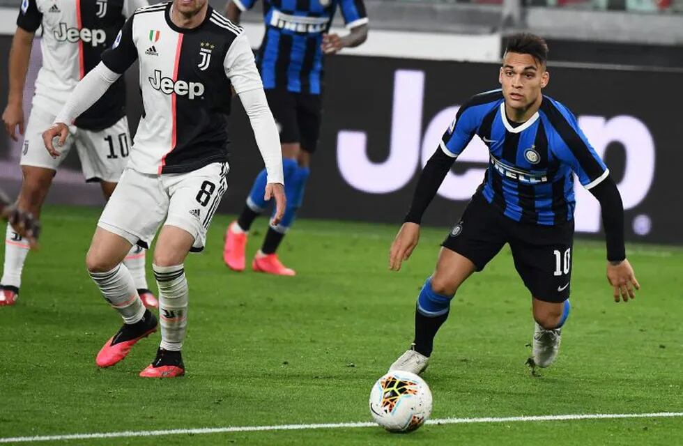 Inter Milan's Argentinian forward Lautaro Martinez (R) controls the ball during the Italian Serie A football match Juventus vs Inter Milan, at the Juventus stadium in Turin on March 8, 2020. - The match is played behind closed doors due to the novel coronavirus outbreak. (Photo by Vincenzo PINTO / AFP)