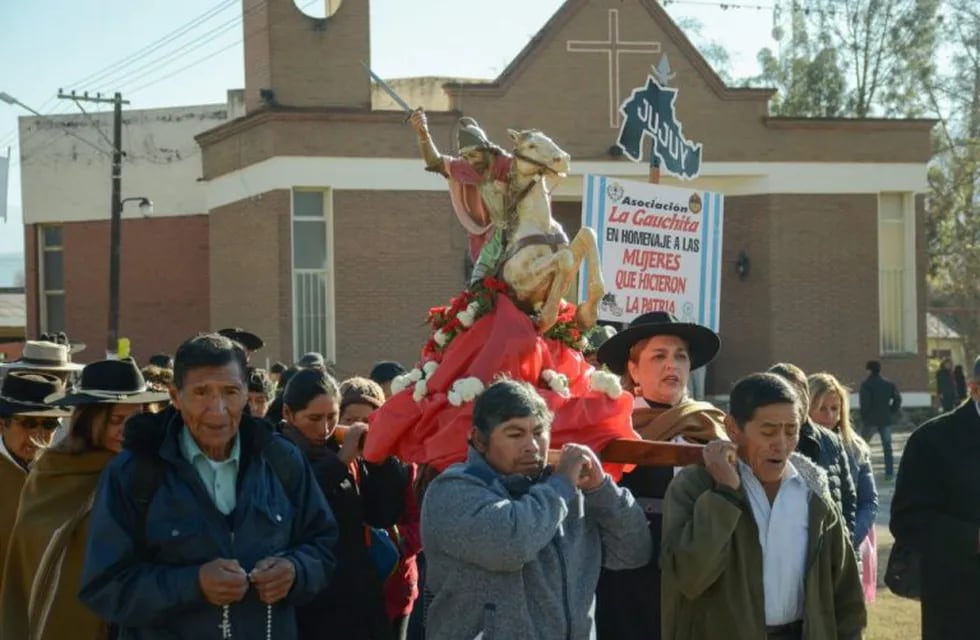 Fieles yaleños portan la imagen de Santiago Apóstol, en procesión