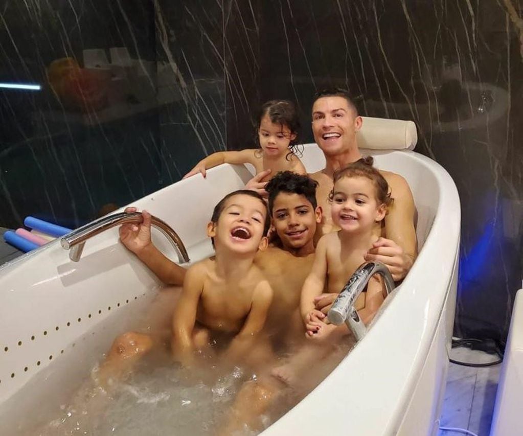 Cristiano Ronaldo junto a sus hijos (Foto: Instagram)