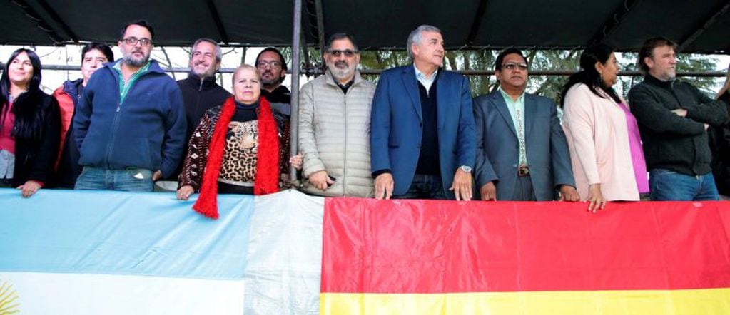 El intendente Jorge, el concejal Aguiar, el gobernador Morales y el cónsul Guarachi Mamani, en el palco oficial levantado frente a la Delegación Municipal de Alto Comedero.