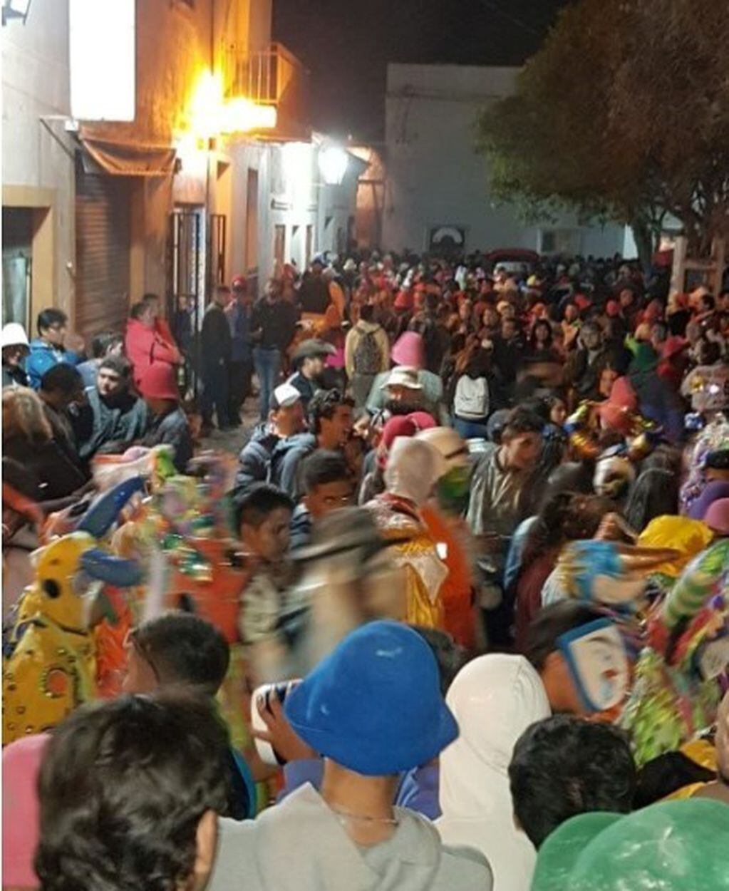La diversión se apodera del pueblo en las noches de carnaval.