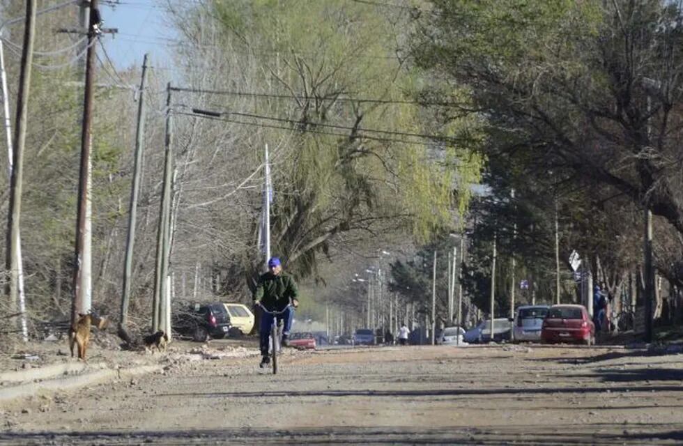 La pavimentación de la calle Choele Choel en Valentina Sur de Neuquén se ejecutará en concreto asfáltico en caliente. (Foto: Matías García)