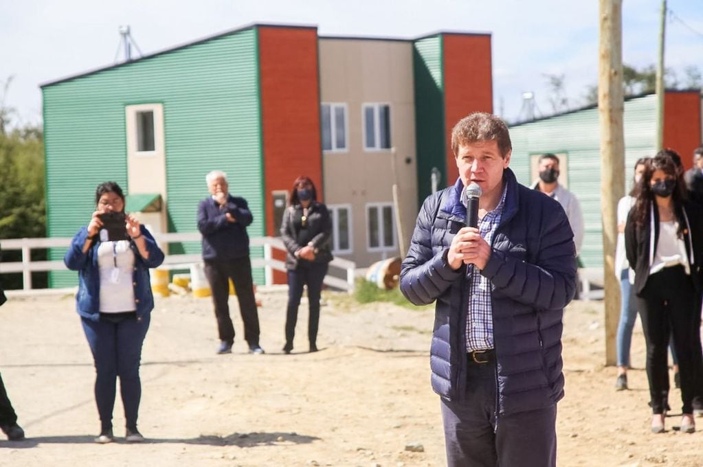 El gobernador de la provincia habló a los vecinos y vecinas de Tolhuin tras la entrega de 55 viviendas.