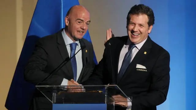  El paraguayo Domínguez, presidente de la Conmebol y el suizo Infantino, presidente de la FIFA.
