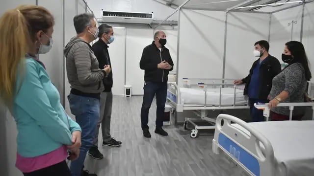 Perotti y Castellano recorrieron el módulo sanitario instalado en el Hospital para pacientes leves de COVID-19