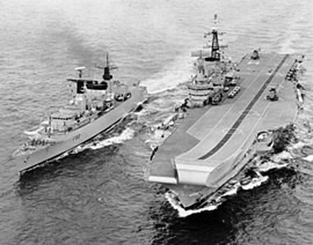 HMS BROADSWOOD  y HMS HERMES rumbo a Malvinas. No solo traían armamento convencional, también traían armamento nuclear.