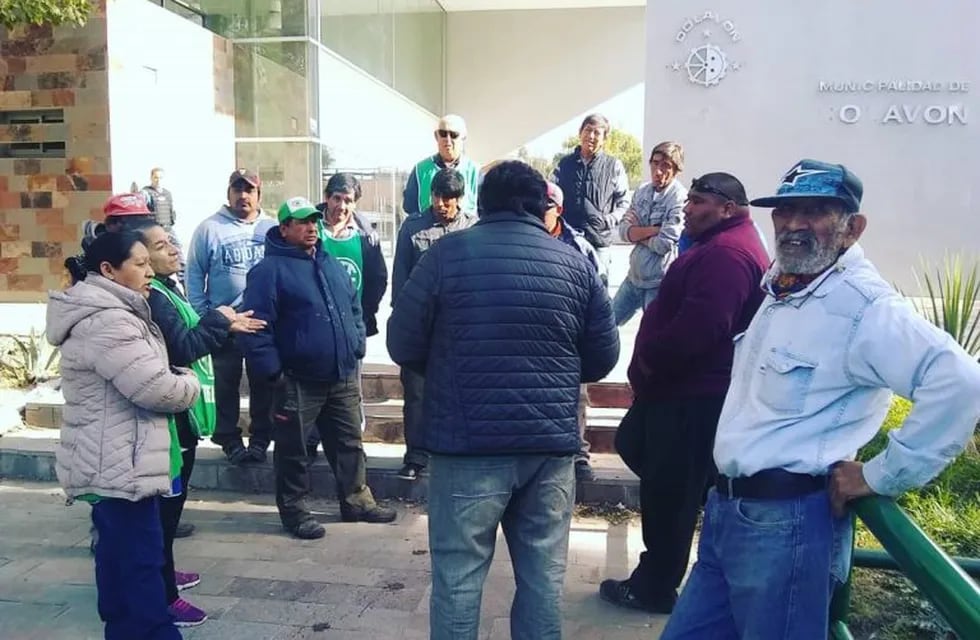 Trabajadores de ATE de paro en la Municipalidad de Dolavon por falta de aumento salarial.