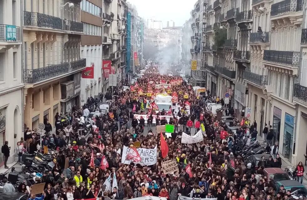Miles de manifestantes en París, Francia, durante las huelgas de esta semana por la reforma previsional. Foto: Los Andes.