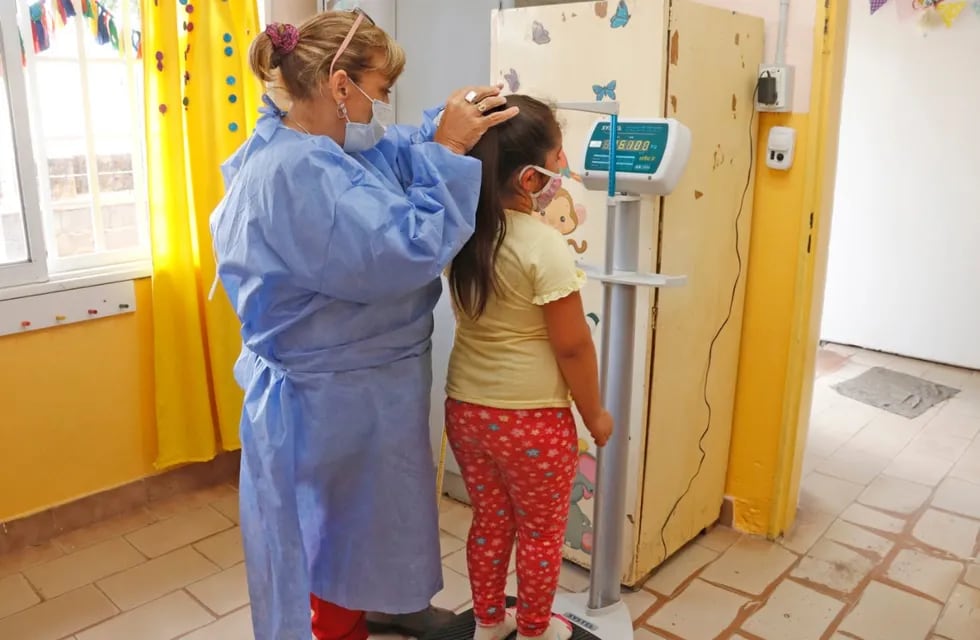 Realización de fichas médicas para el inicio de clases en Carlos Paz. (Foto: Municipalidad VCP).