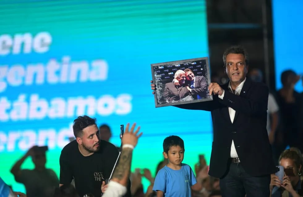 Sergio Massa, candidato a presidente de Unión por la Patria, en el club Juniors, de Córdoba capital. Y con una foto junto a José Manuel De la Sota (Javier Ferreyra).