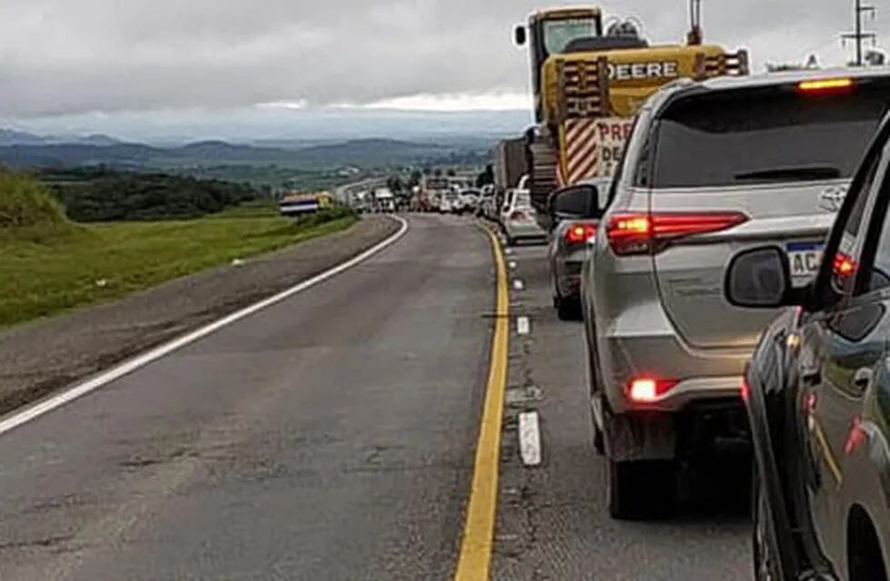 Camioneros cortan la Ruta Nacional 9/34 cerca de Rosario de la Frontera. (HS Noticias)