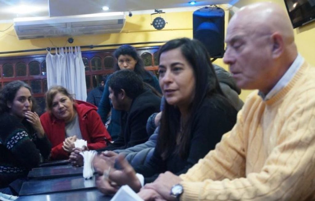 Carolina Moisés y Carlos Cantero en primer plano, y Luciana Santillán a la izquierda, en su presentación en Libertador.