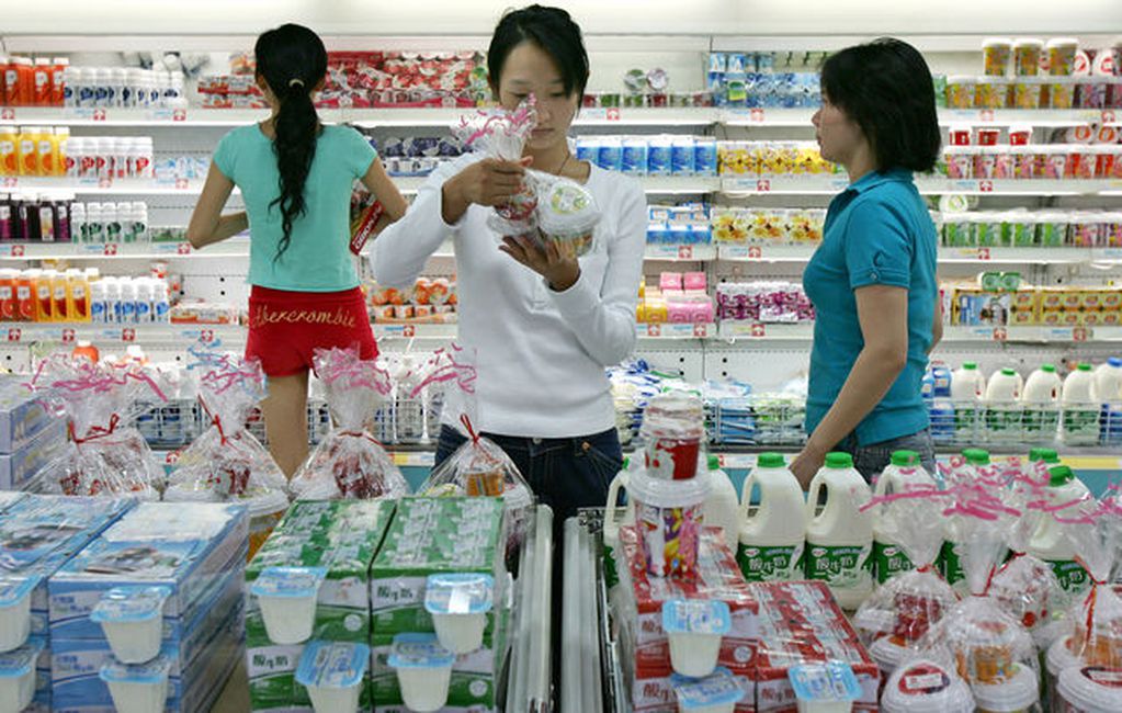 Jóvenes consumen queso y lacteos en china.