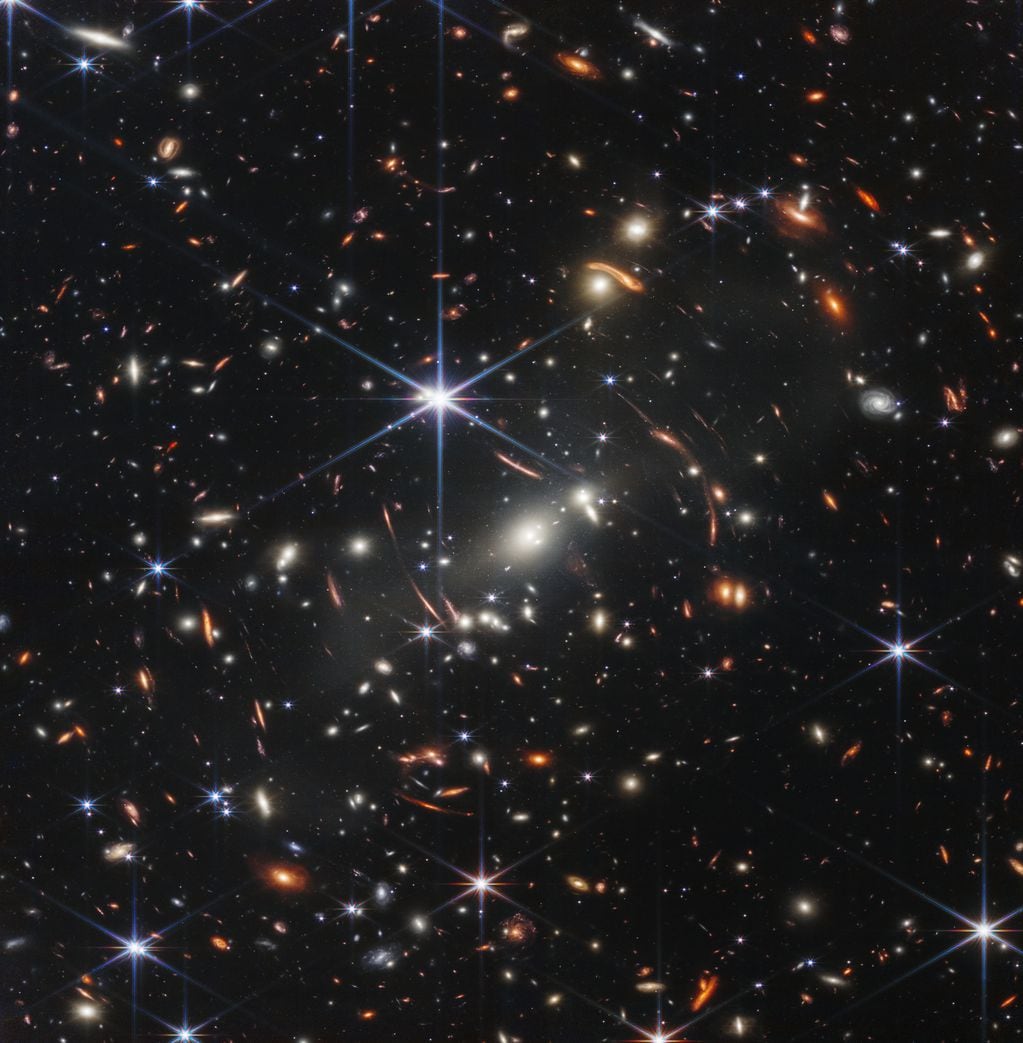 La primera imagen de campo profundo del telescopio espacial James Webb. Foto: NASA, ESA, CSA, y STScI.