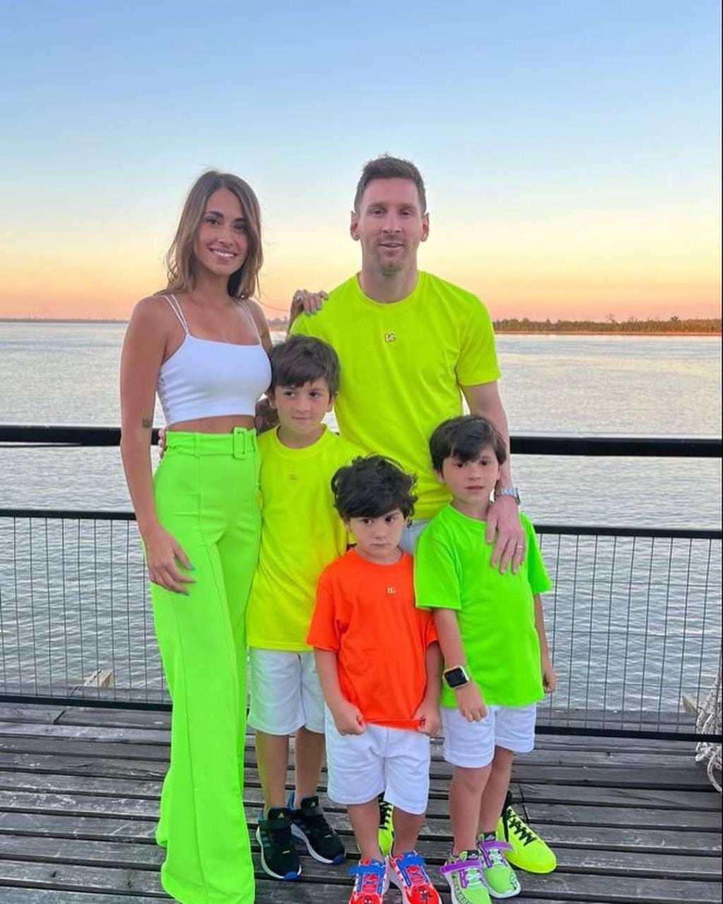 Antonela Roccuzzo y Lionel Messi compartieron fotos de sus vacaciones en Rosario con sus hijos Thiago, Mateo y Ciro.