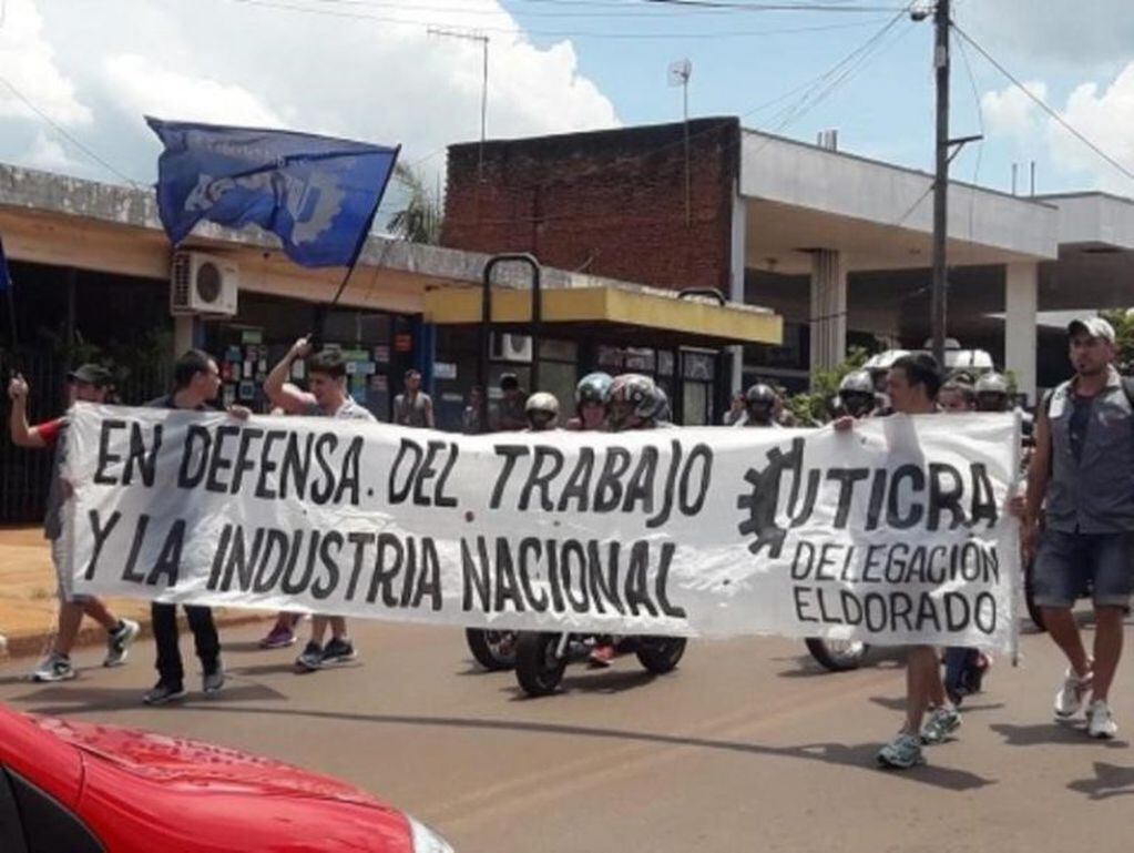 Marcharon hacia el Ministerio de Trabajo en Eldorado ante los despidos para visibilizar su situación. (Foto: Cyntia López).