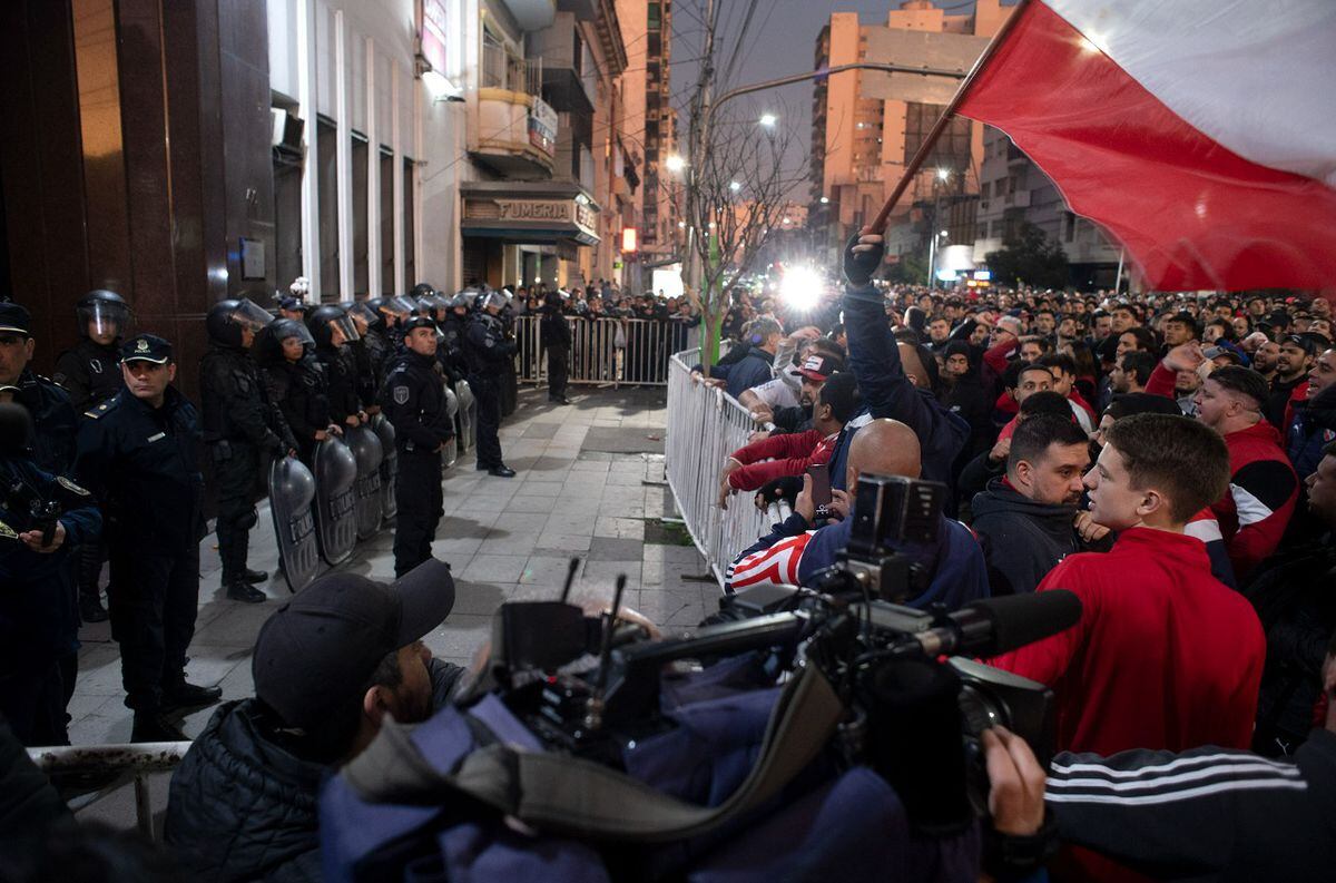 Miles de hinchas de Independiente se movilizan hacia la sede pidiendo por elecciones.