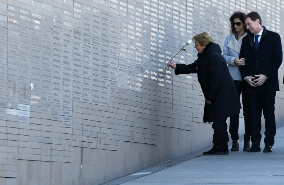 La presidenta de Chile, Michelle Bachelet, visita el 20/07/2017 el Parque de la Memoria en Buenos Aires, Argentina, donde honró a las víctimas de la última dictadura militar (1976-1983). foto: Daniel Dabove/telam/dpa