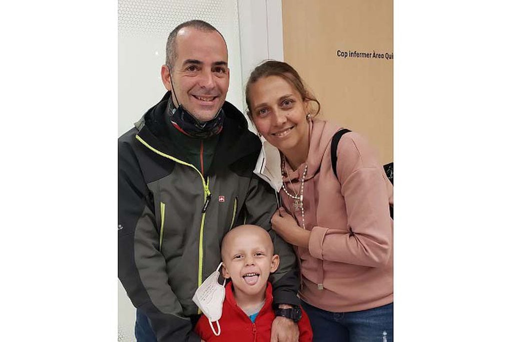 Hospital San Juan de Dios. Santino junto a Juan y Cecilia, sus padres (Instagram).
