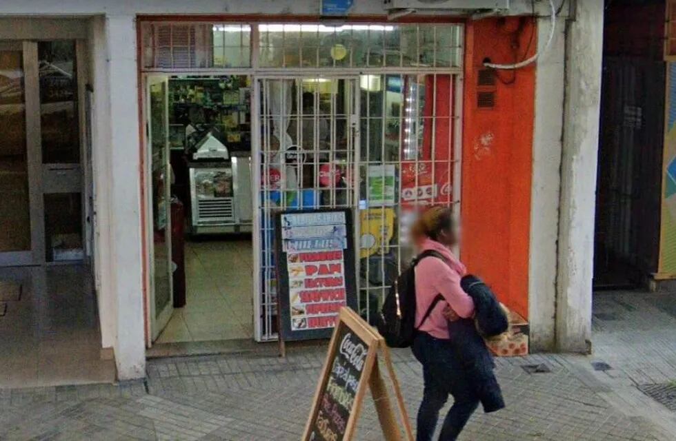 Se corre el límite horario y los kioscos de Rosario pueden abrir hasta las 22. (Google Street View)