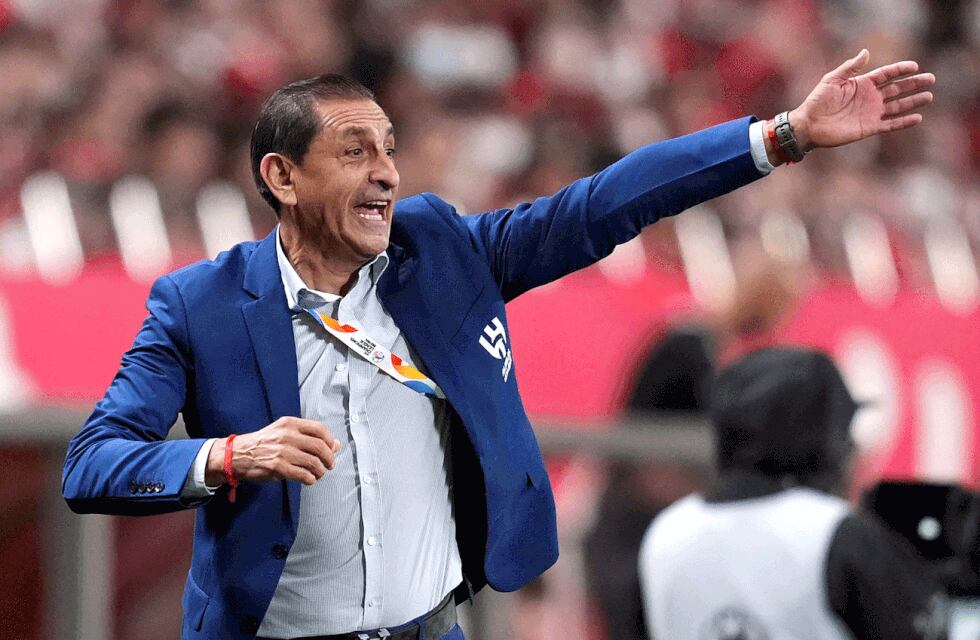 Ramón Díaz ya no es más el técnico de Al Hilal, su hijo Emiliano lo sucede en el puesto. (AP)