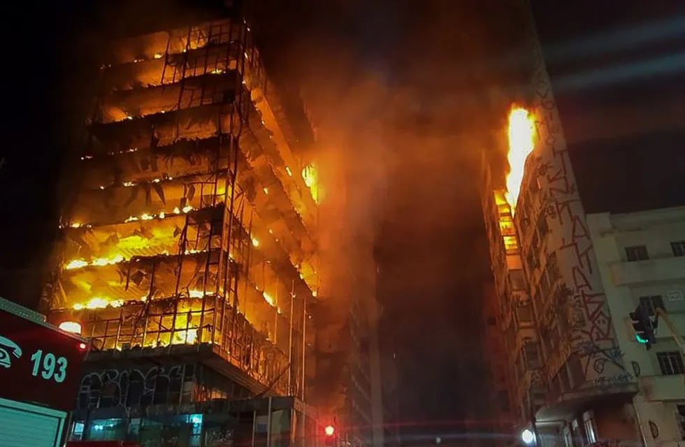 Terrible incendio y derrumbe de un edificio de 26 pisos en San Pablo. (AP)