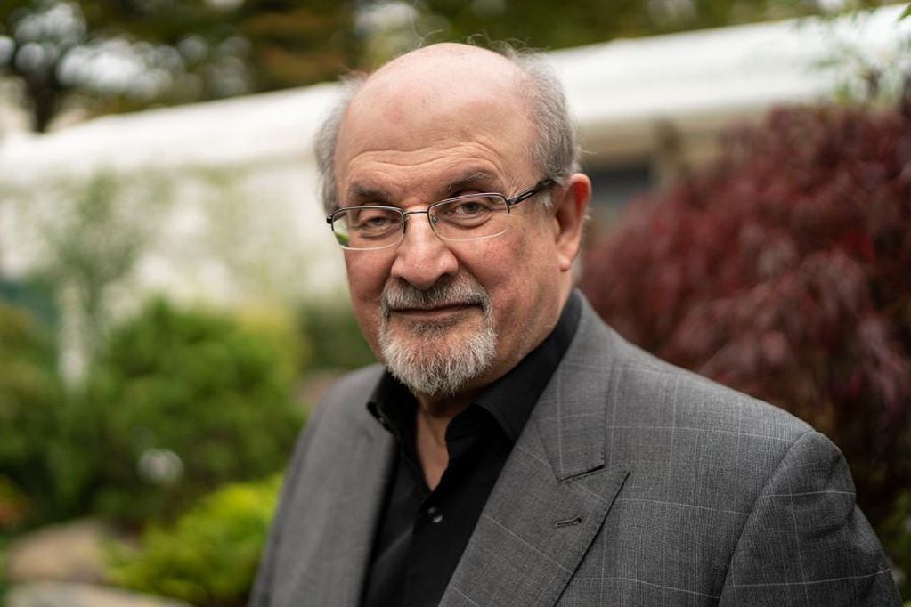 Salman Rushdie fue amenazado por su obra "Los versos satánicos". 
