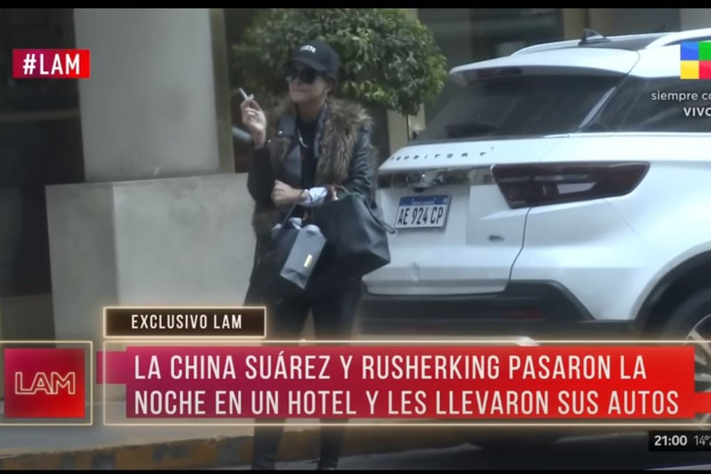 La China Suárez fuma un cigarrillo mientras que espera que salga Rusherking y buscar un taxi (Captura de pantalla).