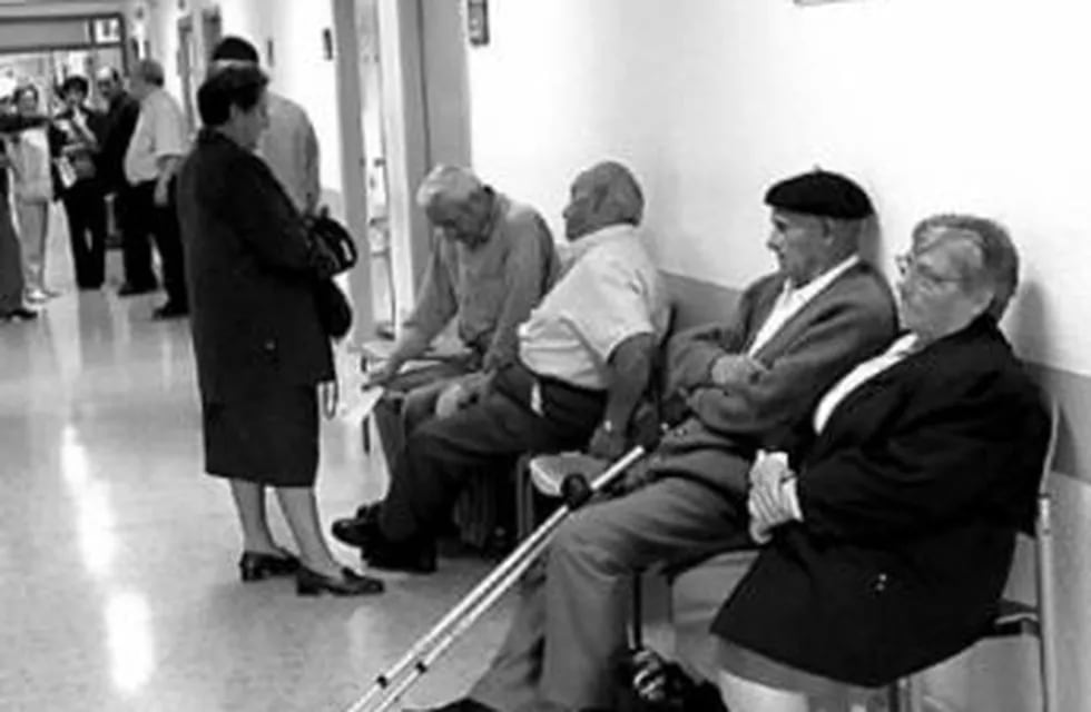 Abuelos en la sala de espera de la clínica
