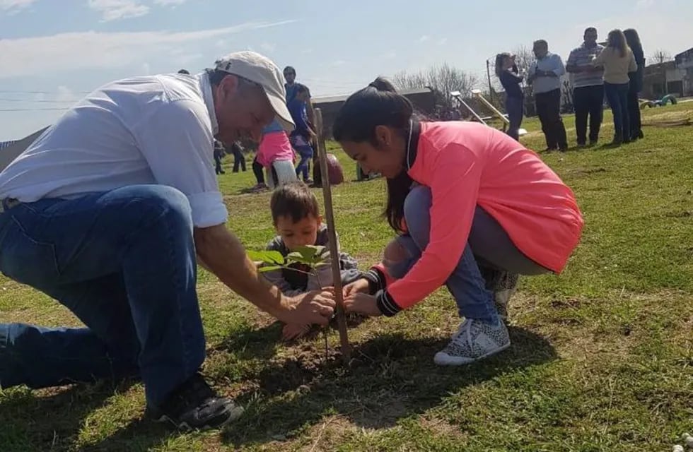 Se plantaron 100 árboles autóctonos en barrios de la capital correntina