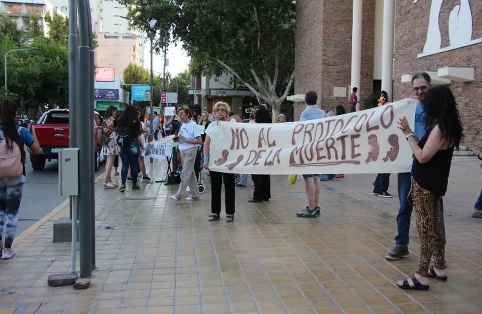 Los manifestantes se concentraron en la puerta de la Catedral de San Juan.