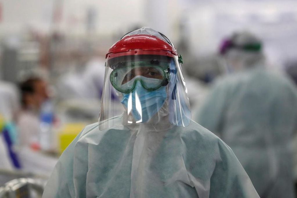 Personal sanitario, durante su jornada de trabajo en una planta del Hospital Puerta de Hierro.(Foto: EFE/JuanJo Martín)