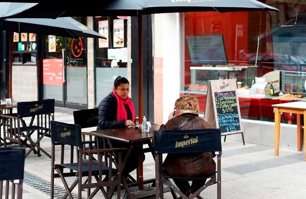 Amplían el horario de atención en bares y restaurantes (Infopico)