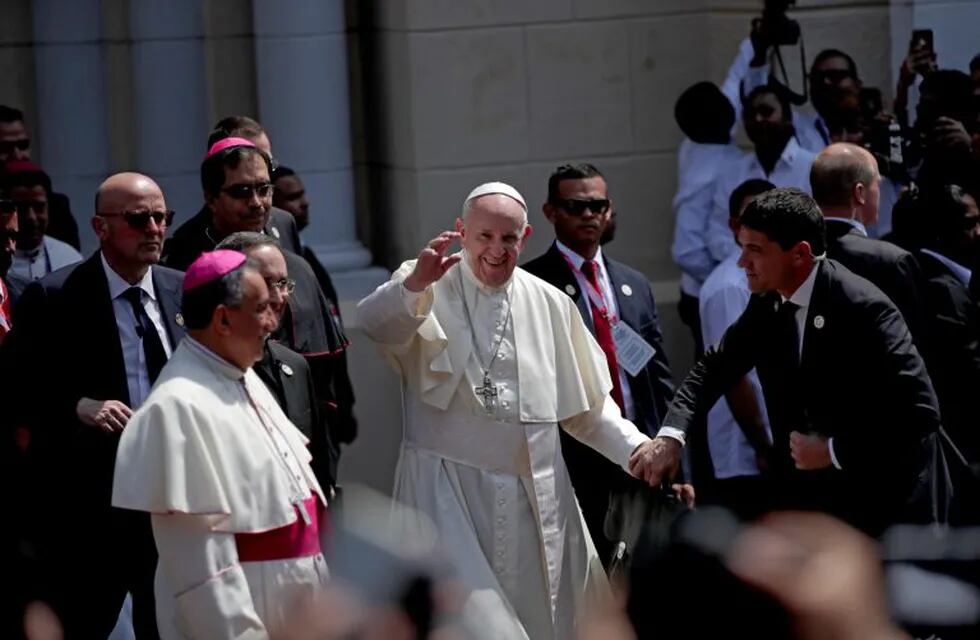 El papa Francisco saluda a feligreses este jueves en la Ciudad de Panamá (EFE).