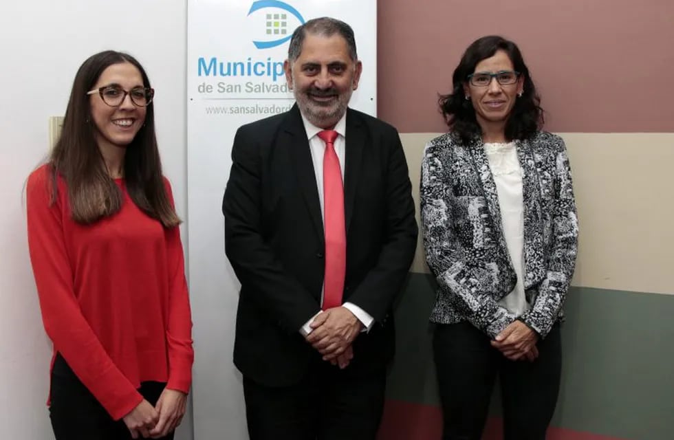 La subdirectora de Rentas, María Jimena Cabezas; el intendente Raúl Jorge y la secretaria de Hacienda municipal, Agustina Apaza.
