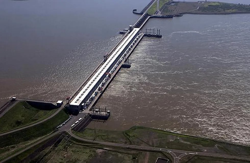 La represa binacional (Argentina-Paraguay) advierte poca agua en los reservorios, continuidad de sequía y bajante del Paraná.