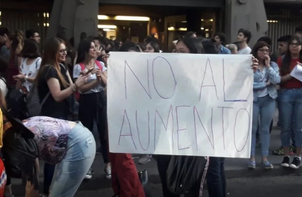 Ruidosa protesta de estudiantes de la Universidad Aconcagua por el aumento en las cuotas de estudio.
