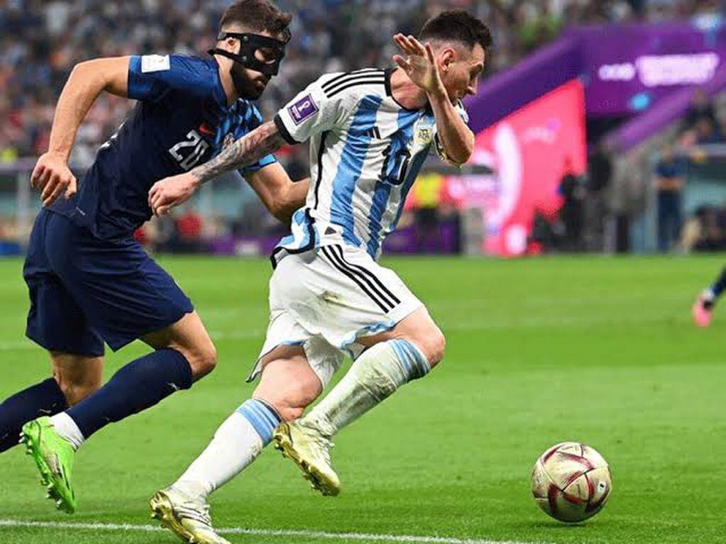 Messi "sacando a pasear" al croata Gvardiol en el Mundial Qatar 2022.