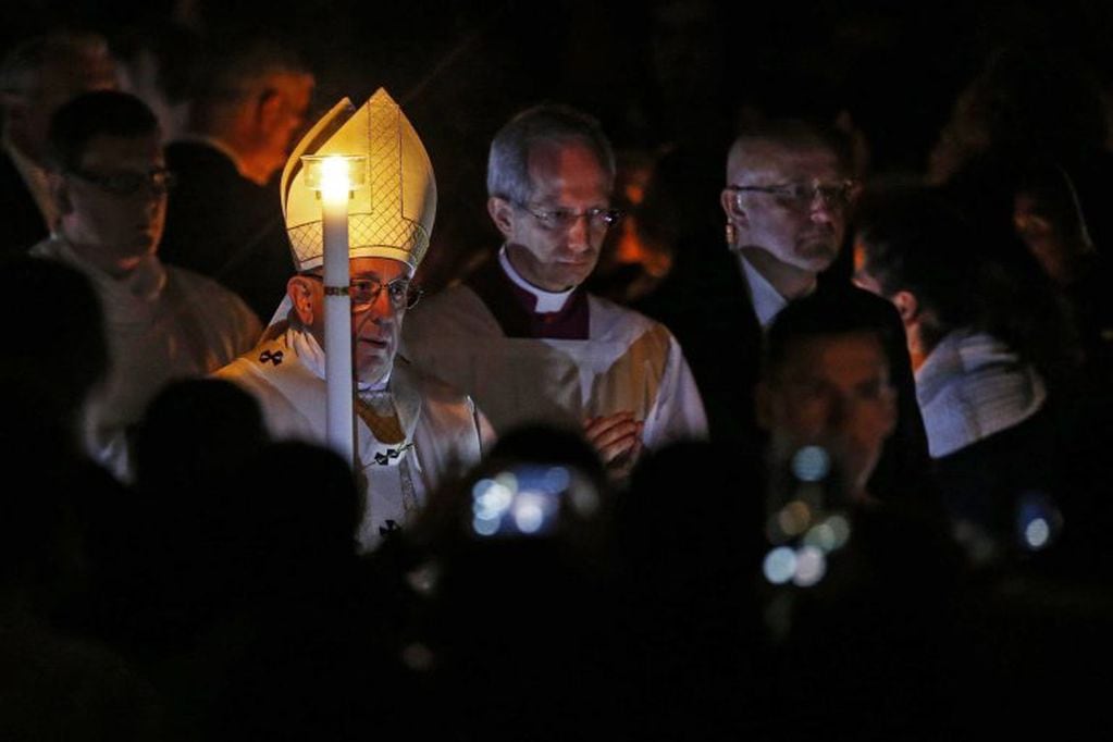 La Vigilia Pascual en el Vaticano. (Foto: EFE)