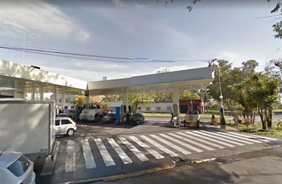 Escracharon a un taxista haciendo pis mientras cargaba nafta en La Plata