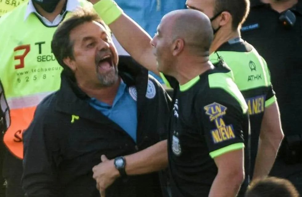 Caruso Lombardi y sus reclamos contra los árbitros, desde que era técnico de Belgrano.