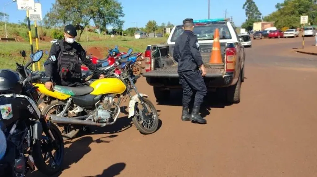 Efectivos policiales secuestran motocicleta en Oberá.